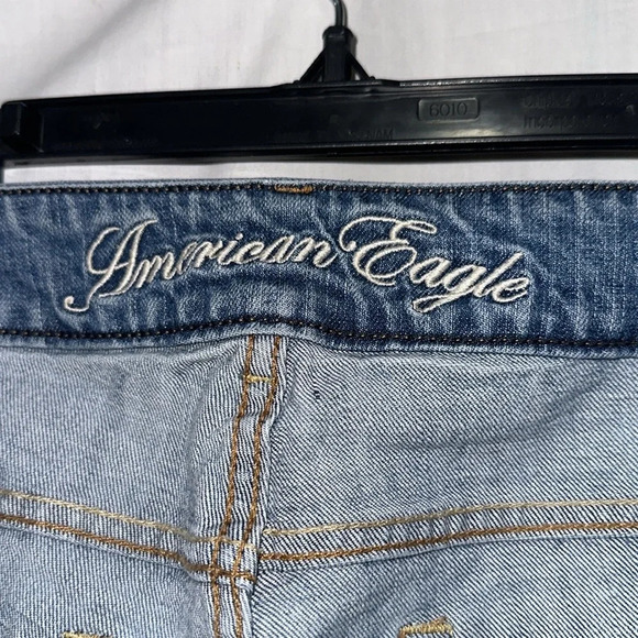 distressed American Eagle jeans size 6 - Picture 3 of 4